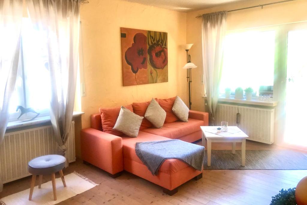 法尔维希Ferienwohnung Mosel的客厅配有橙色沙发和桌子