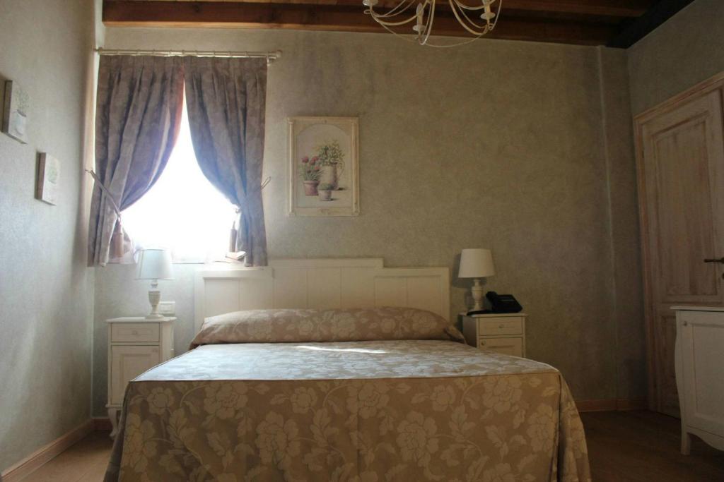波佐伦戈雷莱斯蒙多泰拉乡村民宿的一间卧室设有一张床和一个窗口