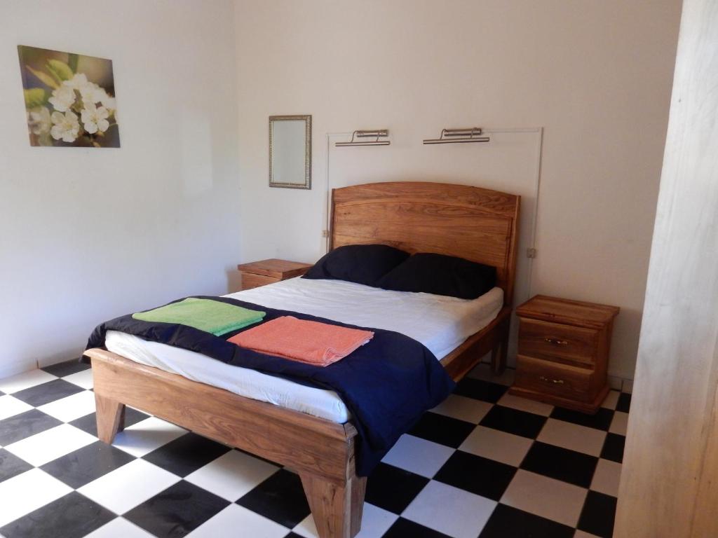 AbéméContany Counda的一间卧室配有一张床,铺有一个 ⁇ 板地板