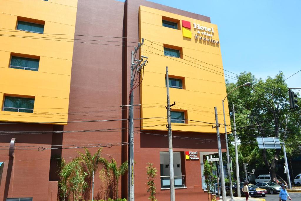 墨西哥城巴拿马酒店的街道边的黄色建筑