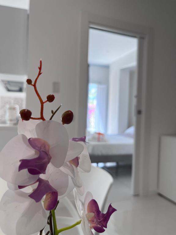 维耶特里Aretusa Resort Amalfi Coast的花瓶里满是紫色和白色的花朵