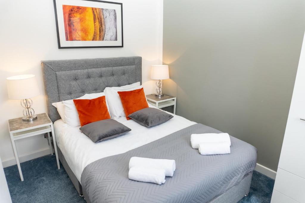 史云顿Inspiration by Olauda SA - 3 Bed House with Free Parking的一间卧室配有一张带两个枕头的床
