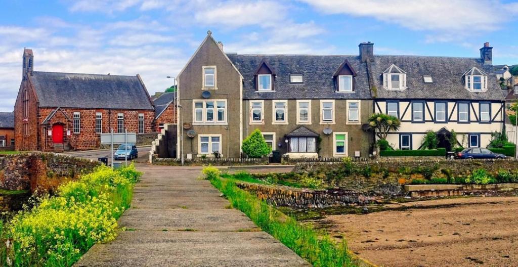 坎贝尔城Inviting 1-Bed Apartment in Campbeltown Loch views的前面设有花园的大房子