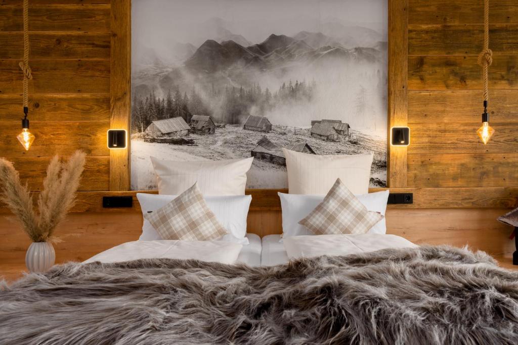 茨维泽尔Landhotel Magdalenenhof GbR的卧室配有一张带白色床单和枕头的大床。