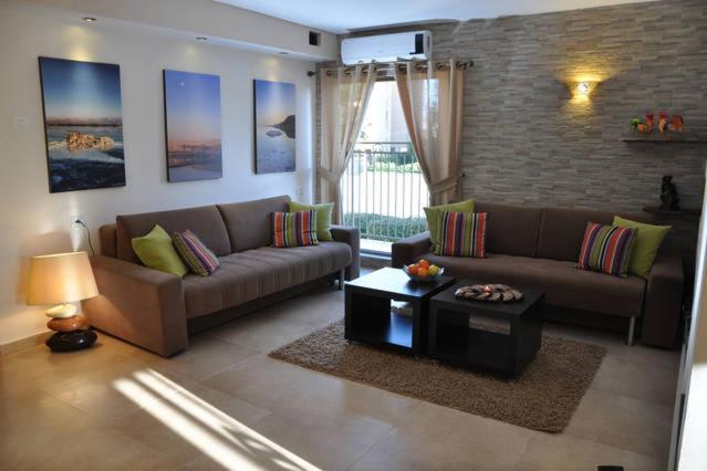 阿拉德Mory's Place - Luxurious Holiday Apartment的客厅配有沙发和桌子