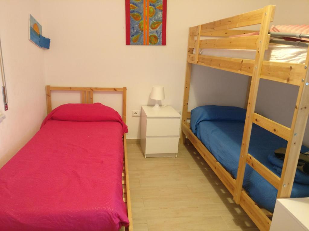 帕尔蒂尼科Sunsea的一间卧室设有两张双层床和梯子
