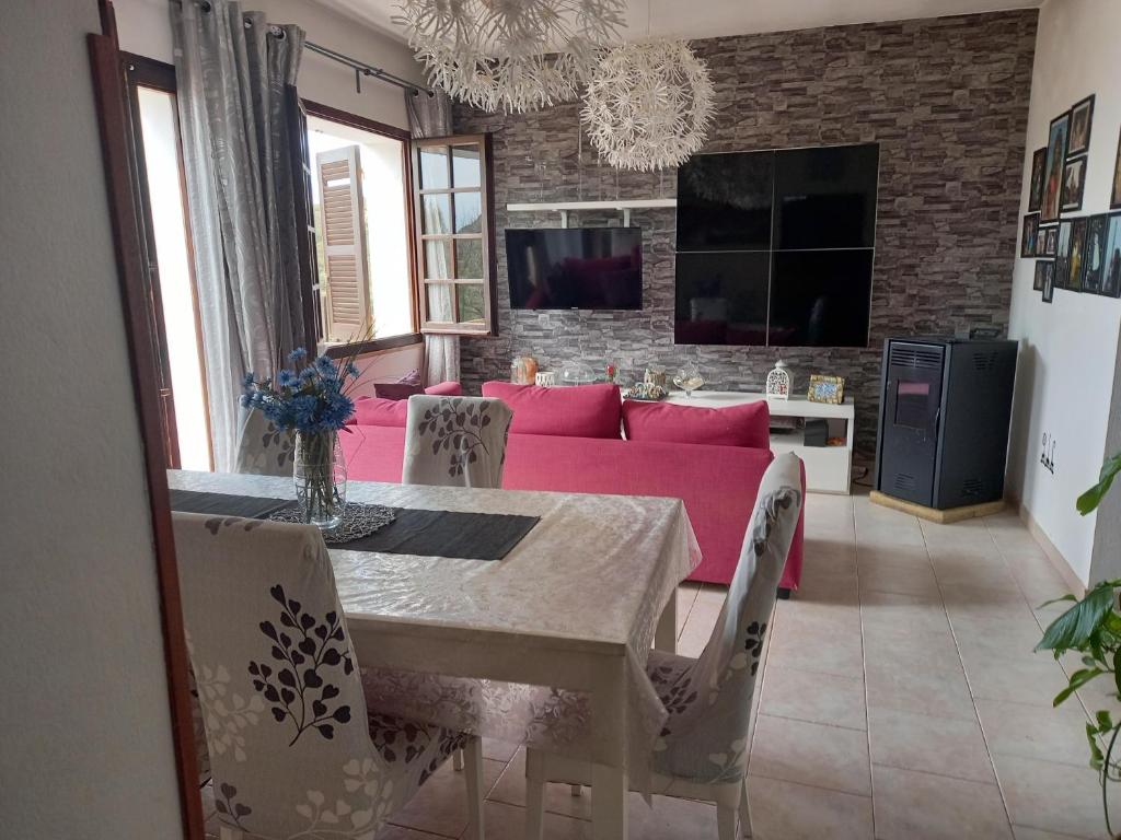 内比达Casa vacanza Maligio' Nebida Masua的客厅配有粉红色的沙发和桌子
