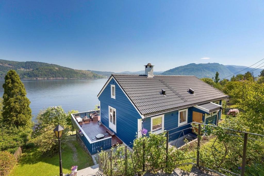 卑尔根Bergen sunrise Apartment - self check in - Free Parking的水面上蓝色房子的空中景色