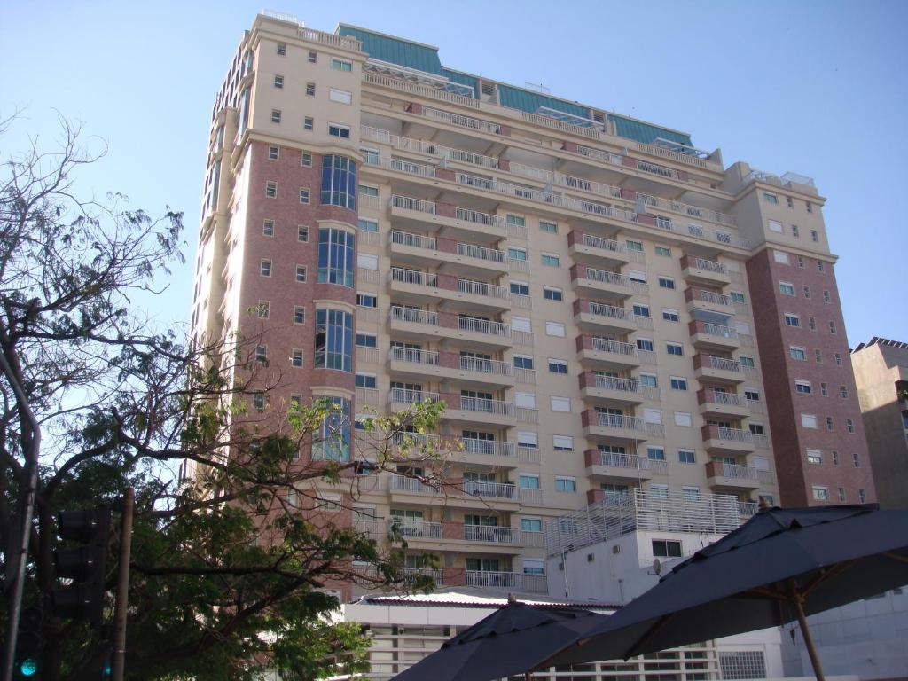 圣保罗Cobertura Duplex Villa Paulista的城市里一座高大的公寓楼