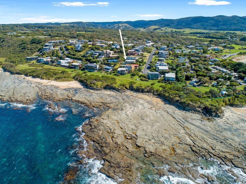 MarengoSurf Reef的享有度假村海岸线的空中景致