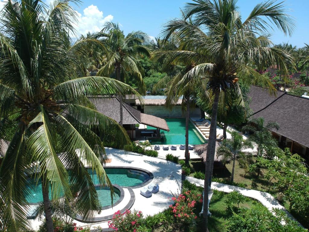 吉利特拉旺安特拉旺绿洲假日公园的享有度假村的空中景致,设有游泳池和棕榈树