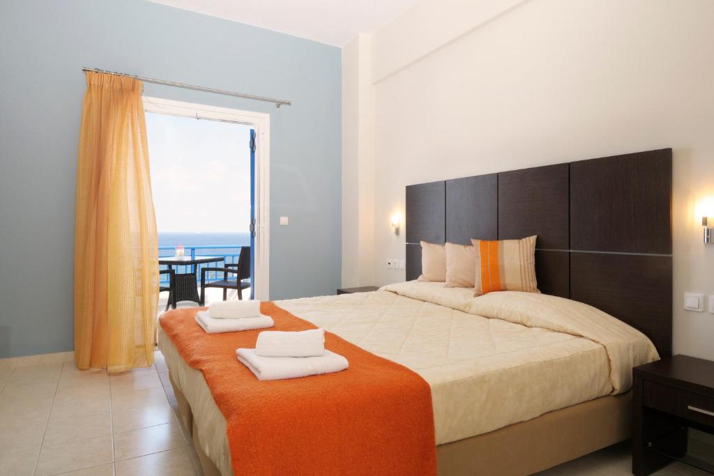 阿齐亚·佩拉加·基西拉卡西拉易瑞达酒店的一间卧室设有一张大床,享有海景