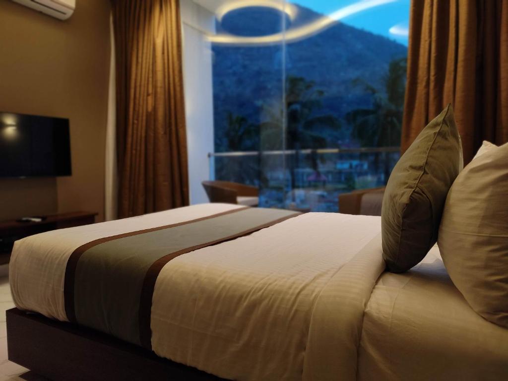 NandigundaSILVER CLOUD的窗户的酒店客房内的一张床位