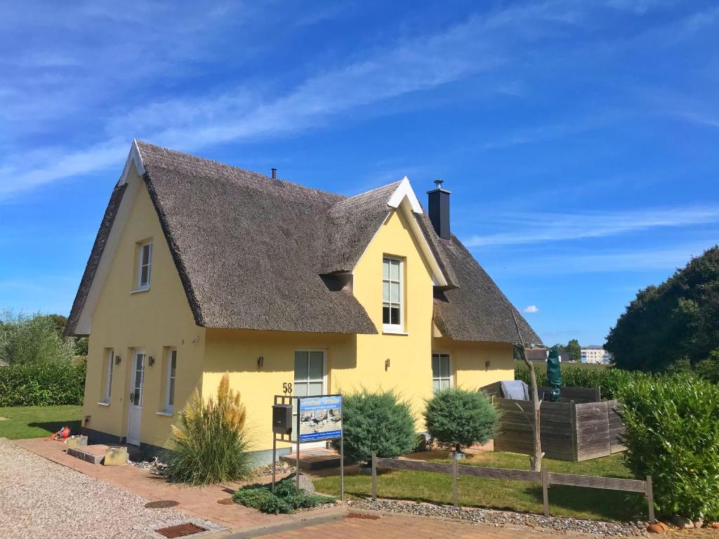 格洛韦Ferienhaus Sarcander的灰色屋顶的黄色房子