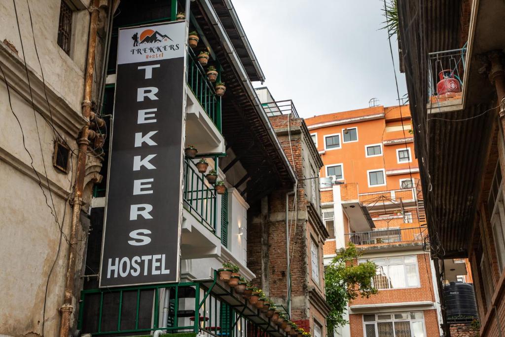 加德满都Trekkers Hostel的建筑一侧的酒店标志