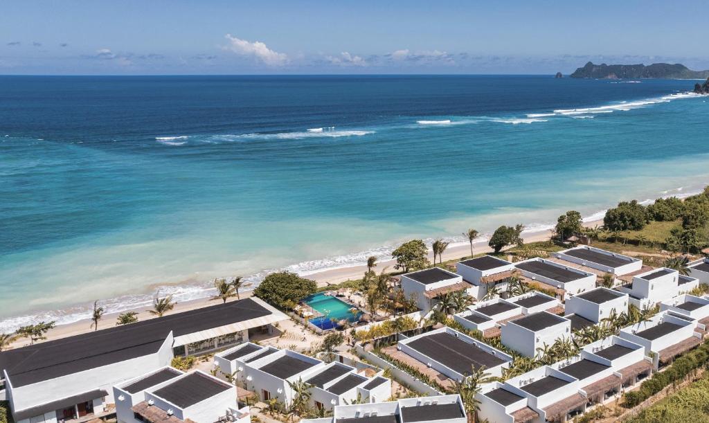 塞隆贝拉纳克Amber Lombok Beach Resort的享有海滩的空中景致,设有房屋和海洋