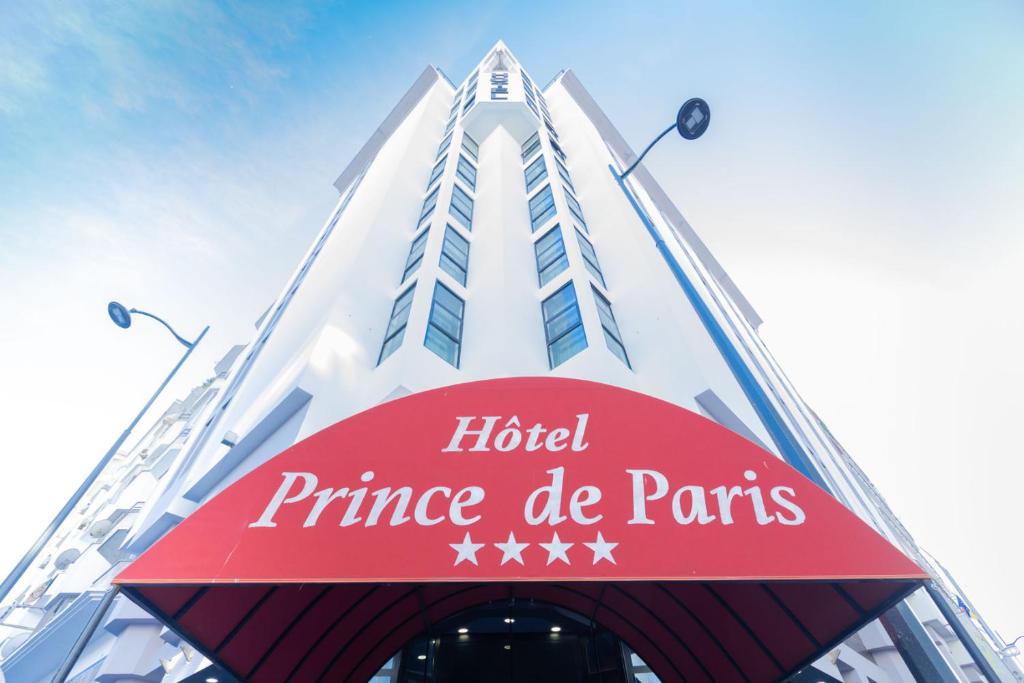 卡萨布兰卡巴黎王子的大楼前有红色标志的酒店入口