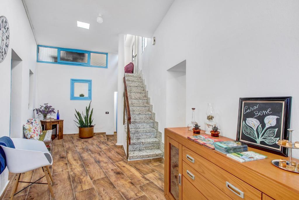 圭马尔Casa Bene的客厅设有楼梯和木地板