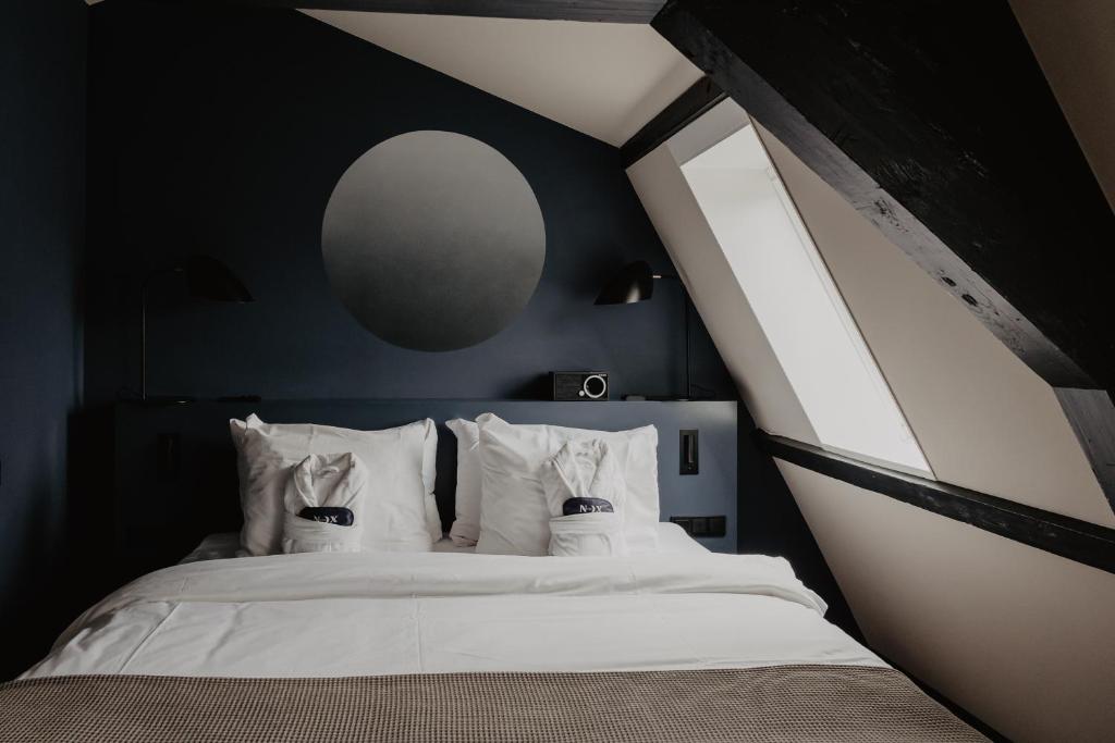 乌得勒支The Nox Hotel的卧室配有白色的床和大窗户