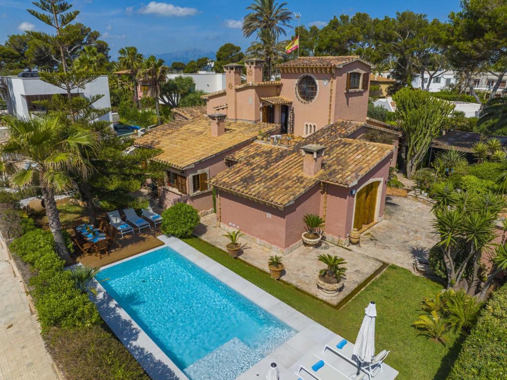 穆罗海滩Villa Plomer Serra的享有带游泳池的房屋的空中景致