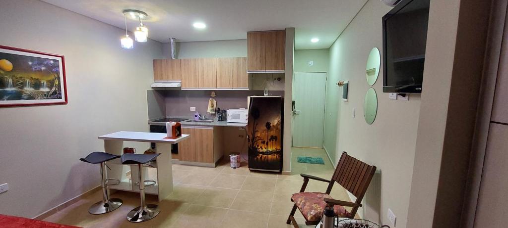 福尔摩沙Fenix 4的厨房配有桌子、两把椅子和冰箱