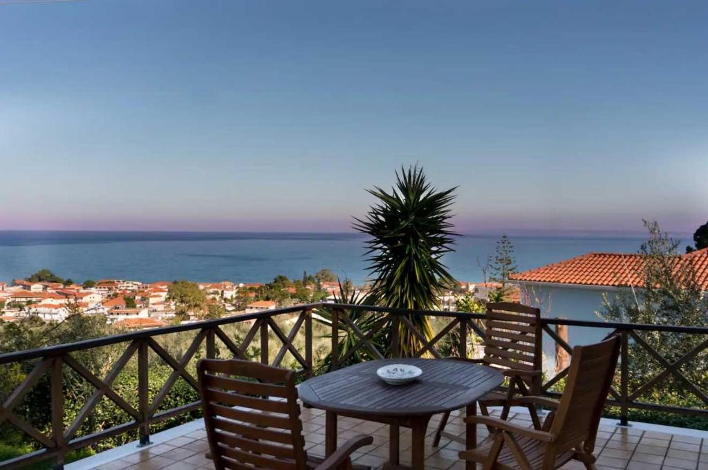 阿凯松Villa Mitsa with stunning view on the Argassi hill的海景阳台上的桌椅