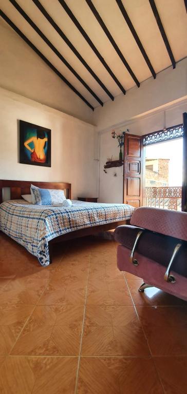 贾丁Europa Ecotours的一间卧室设有一张大床和一个窗户。