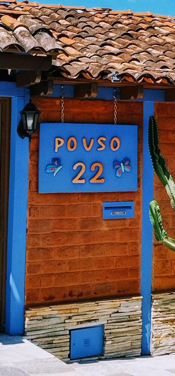 皮雷诺波利斯Pouso 22的建筑物一侧的蓝色标志