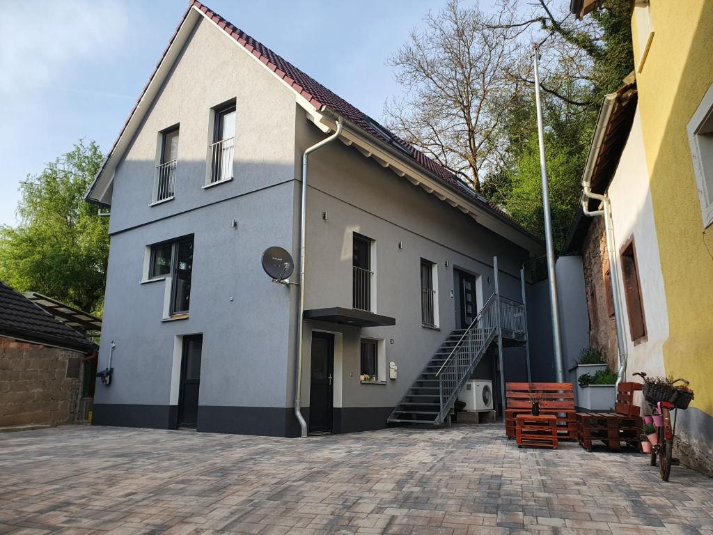 黑尔博尔茨海姆Haus Ziegenblick的一座白色的大建筑,前面有楼梯