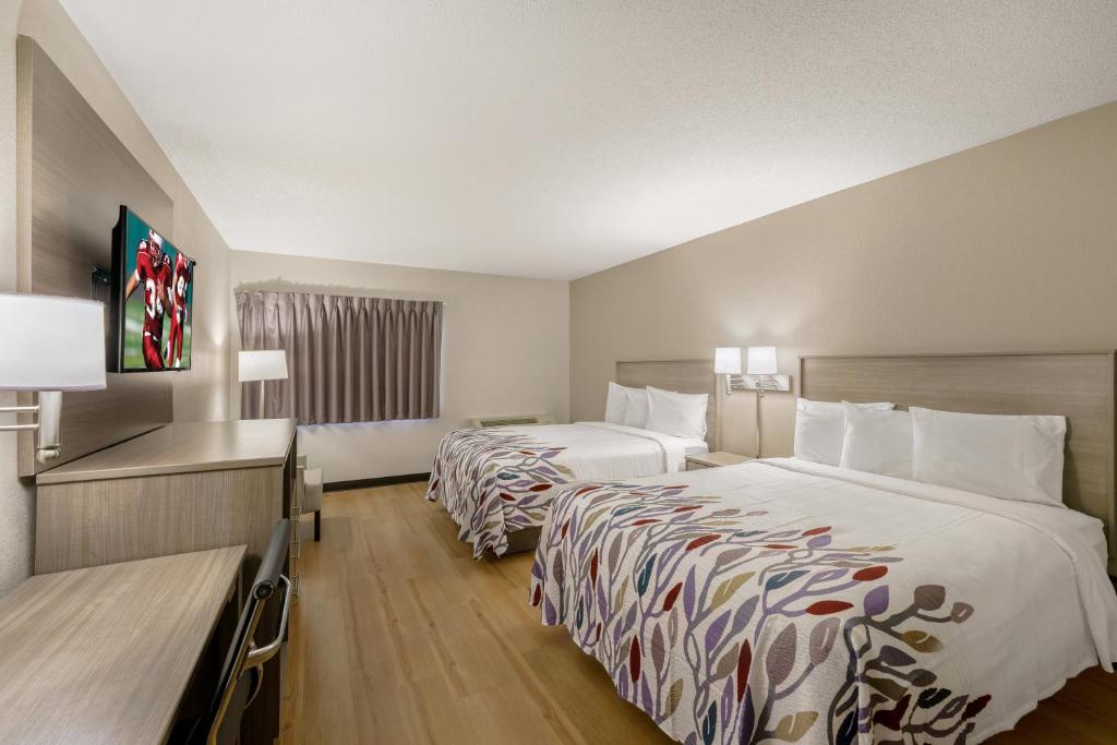米德尔敦Red Roof Inn & Suites Newport - Middletown, RI的酒店客房配有两张床和一张书桌