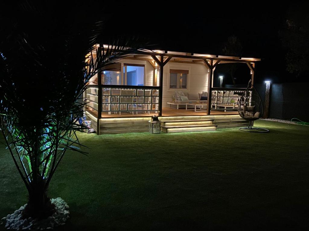 塔里法Casa Rural La Peña的一座在晚上亮起的绿色庭院的房子