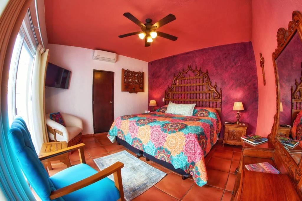 瓜达拉哈拉CASA ALFAREROS的一间卧室配有一张床和吊扇