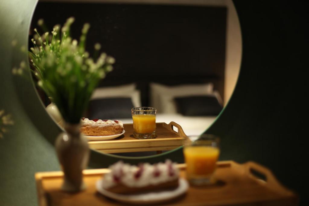 第比利斯Luxury Duplex Studios - City Center的一张桌子,上面放着两杯橙汁和一盘食物
