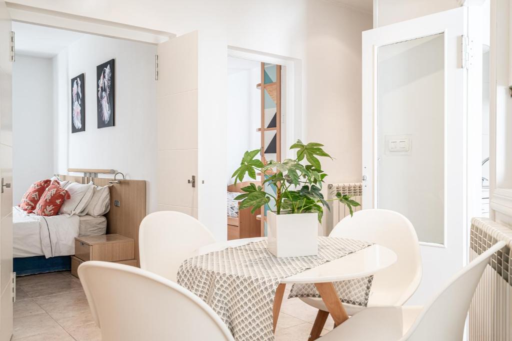 潘普洛纳Amandere的白色的用餐室配有桌椅