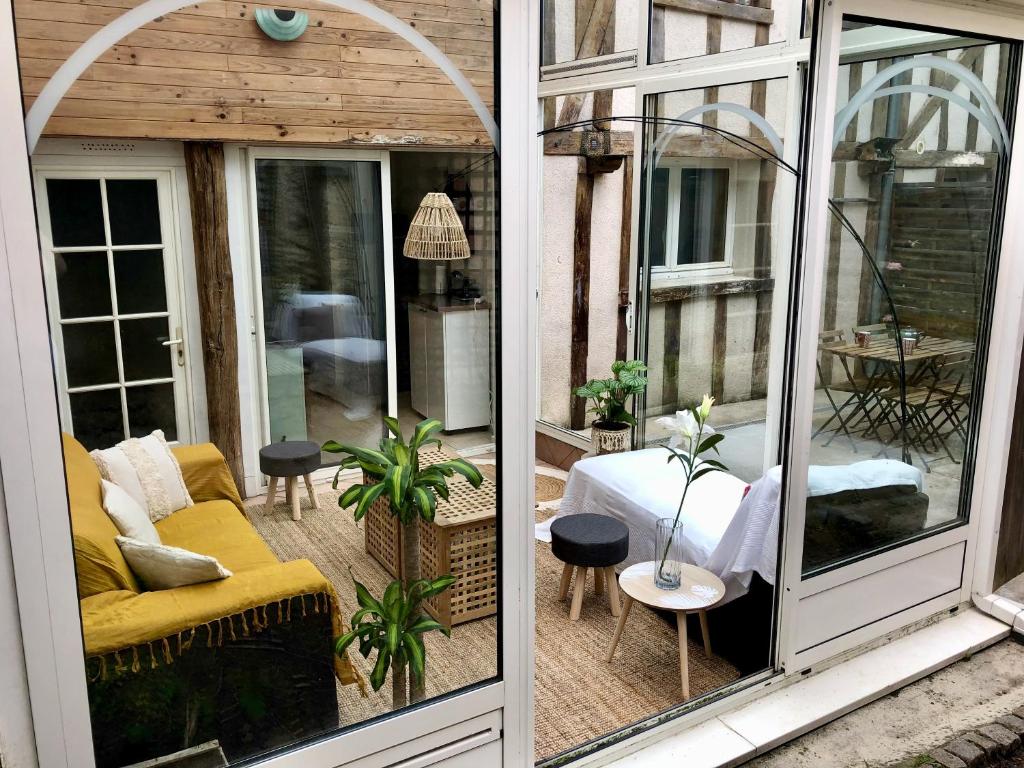 图尔T2 style cottage - Véranda & Terrasse extérieure的一个带沙发和桌子的门廊