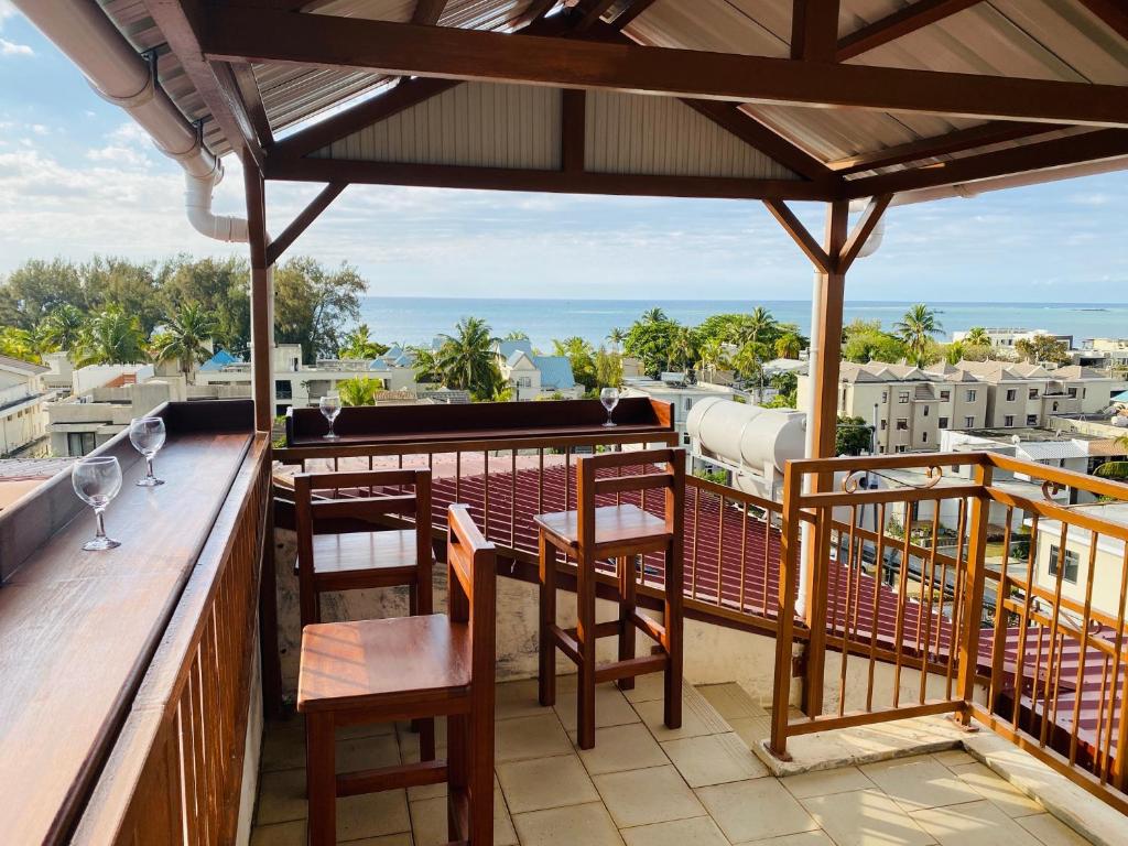 蒙舒瓦西阿迪别墅的阳台配有桌椅,享有海景。