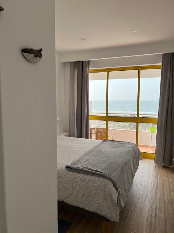蒙蒂戈杜Pé no mar - Monte Gordo的一间卧室设有一张床,享有海景