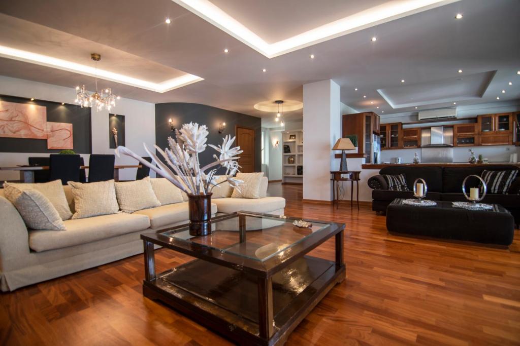 阿克拉塔Akrata's Elegant Luxury Suite的客厅配有沙发和桌子