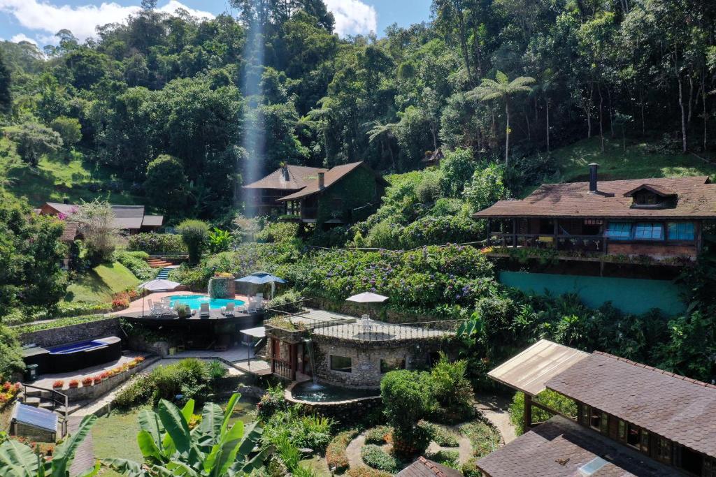 维奥康德马奥Verde que te quero Ver-te - Chalés的森林中房屋的空中景观