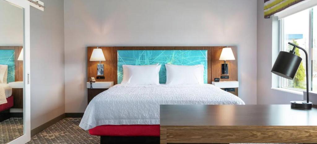 达尔哈特Hampton Inn & Suites Dalhart的酒店客房设有床和窗户。