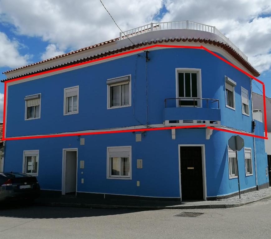 蒙塔吉尔Alojamento Justo - vila de Montargil的蓝色的建筑,上面有红色条纹