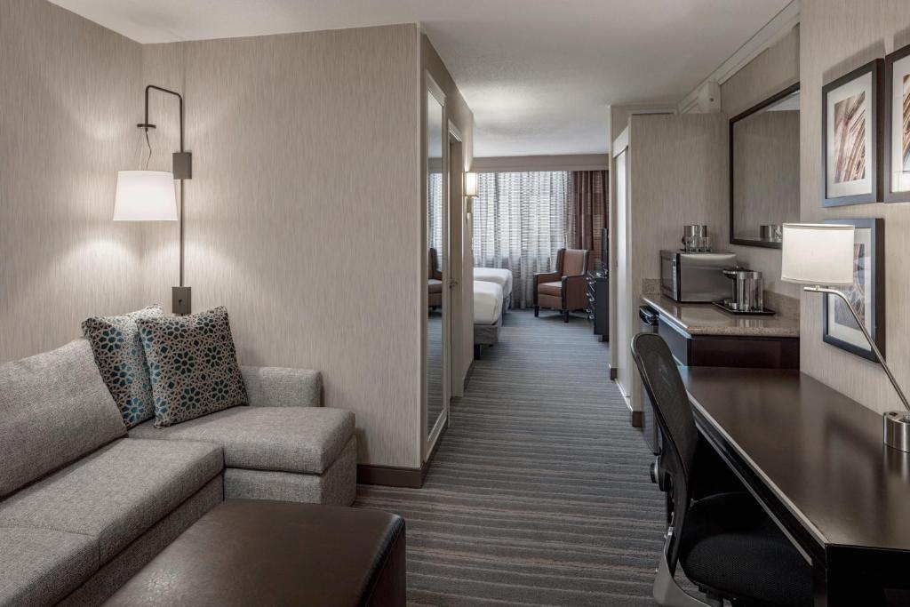 明尼阿波利斯DoubleTree Suites by Hilton Minneapolis Downtown的酒店客房设有沙发和客厅。
