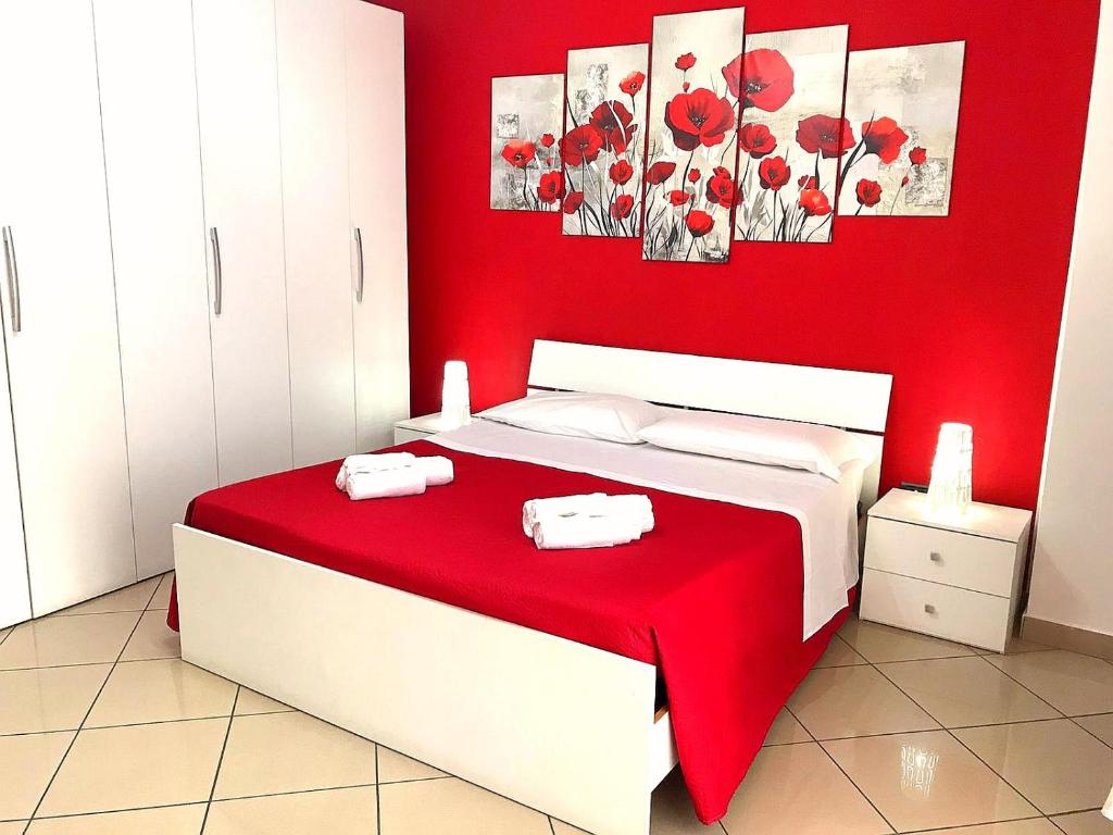 维博瓦伦蒂亚Il Girasole的红色的卧室,配有一张红色墙壁的床