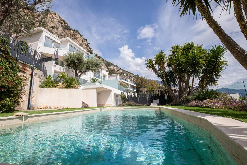 Saint-AntoineMont des Olives - Cap D'ail- app6的房屋前的游泳池