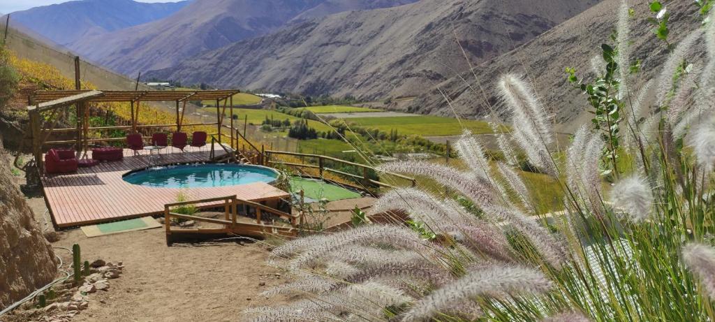 皮斯科艾齐Cabañas "Terrazas de Orión" con Vista Panorámica en Pisco Elqui的享有游泳池的景色,背景为山脉