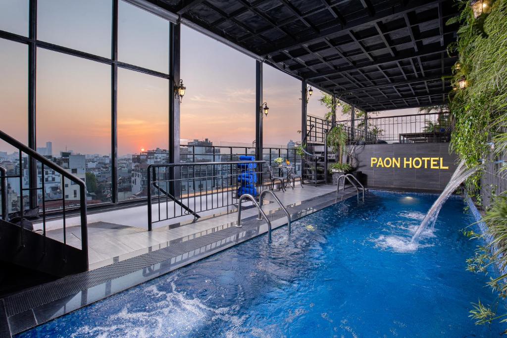 河内Hanoi Paon Hotel & Spa的一座大楼顶部的游泳池
