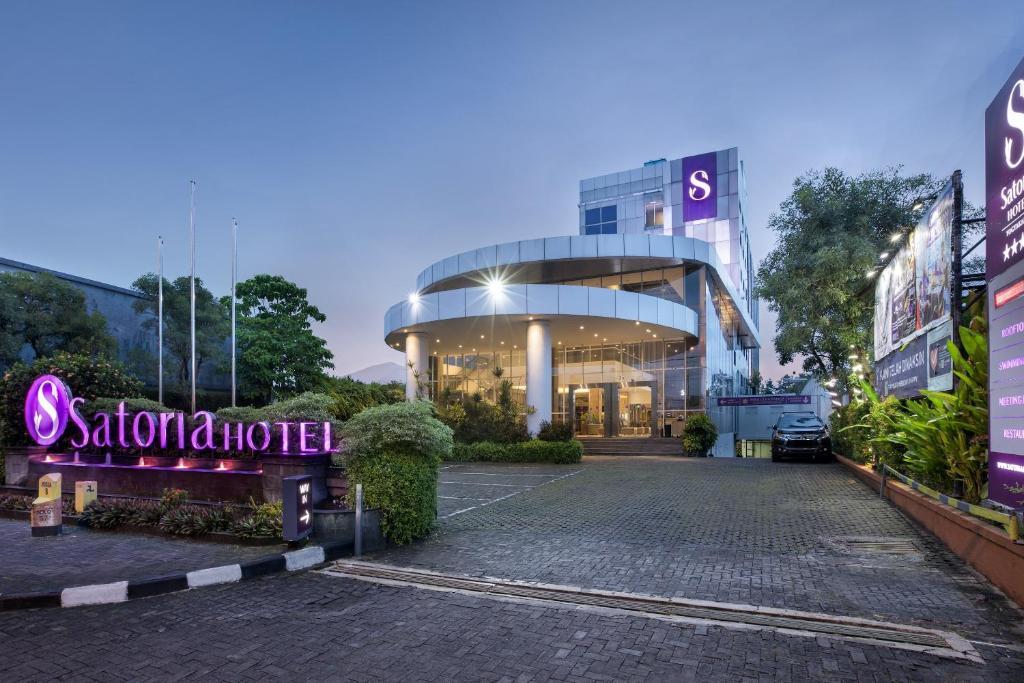 日惹Satoria Hotel Yogyakarta - CHSE Certified的前面有标志的建筑
