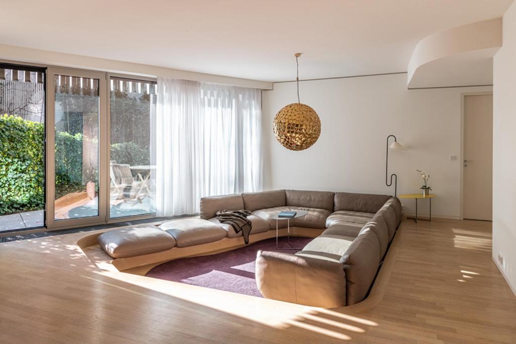 柏林Luxury Apartment Berlin Mitte的客厅配有棕色沙发和桌子