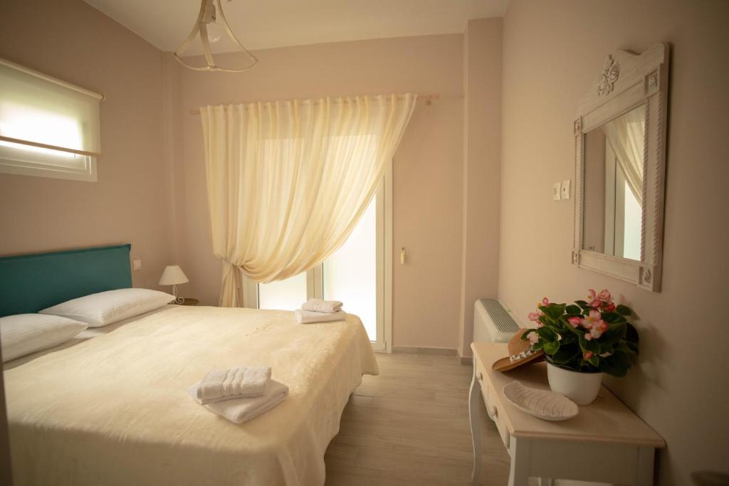 雷夫卡达镇SantaCara City Apartment的一间卧室设有一张大床和一个窗户。