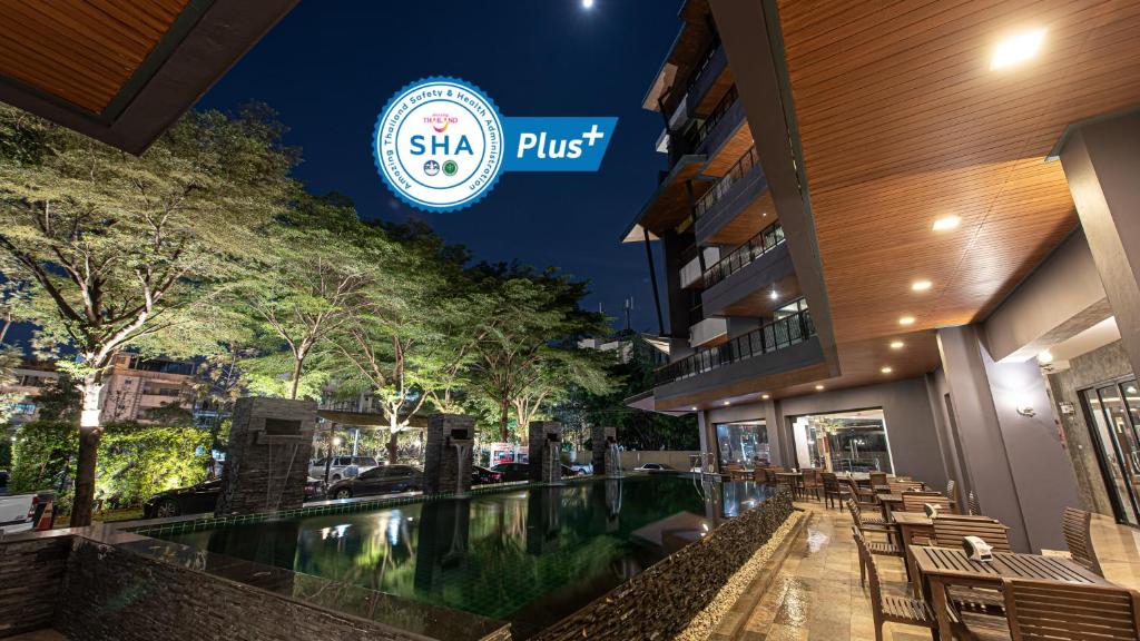 佛统The Proud Exclusive Hotel-SHA Plus的酒店游泳池的标志是shka+
